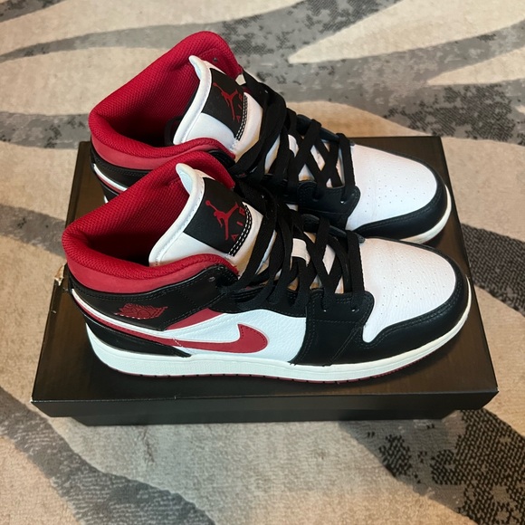 Black and red Jordan’s - Picture 2 of 8